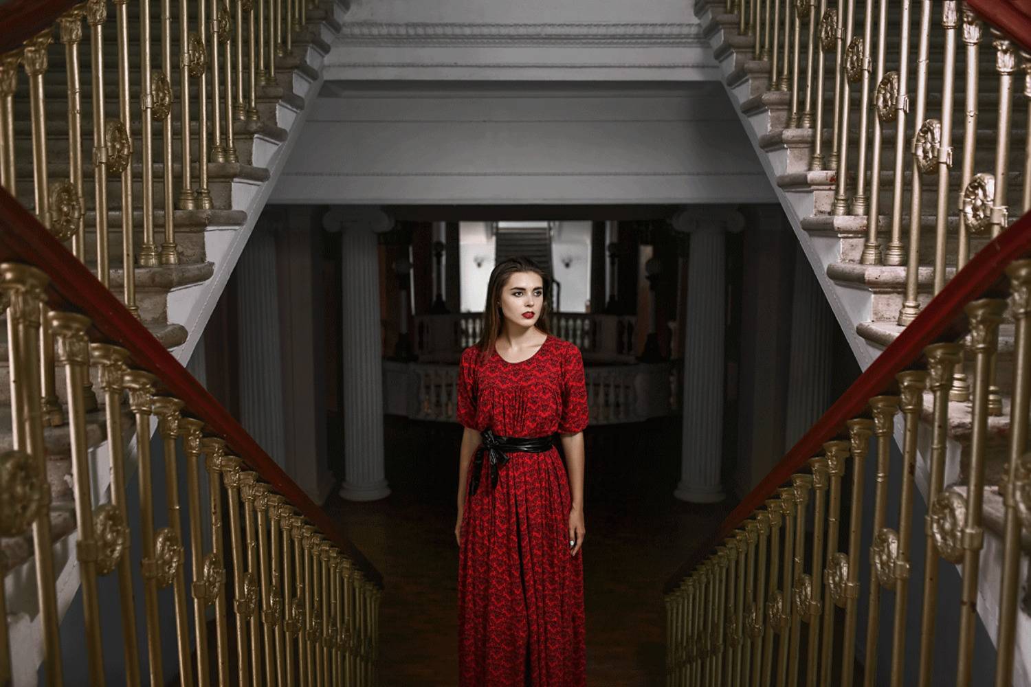 геометрия, лестница, архитектура, девушка в красном, платье, ступени, перила, красота, цвет, красный, перспектива, Марина Кондратова