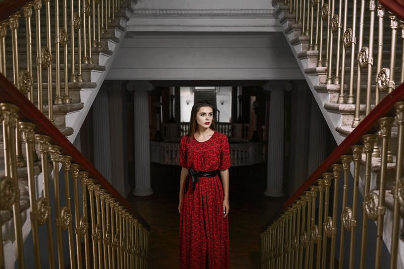 геометрия, лестница, архитектура, девушка в красном, платье, ступени, перила, красота, цвет, красный, перспектива *** фото превью