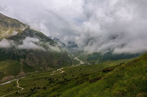 играли облака над базою в горах...