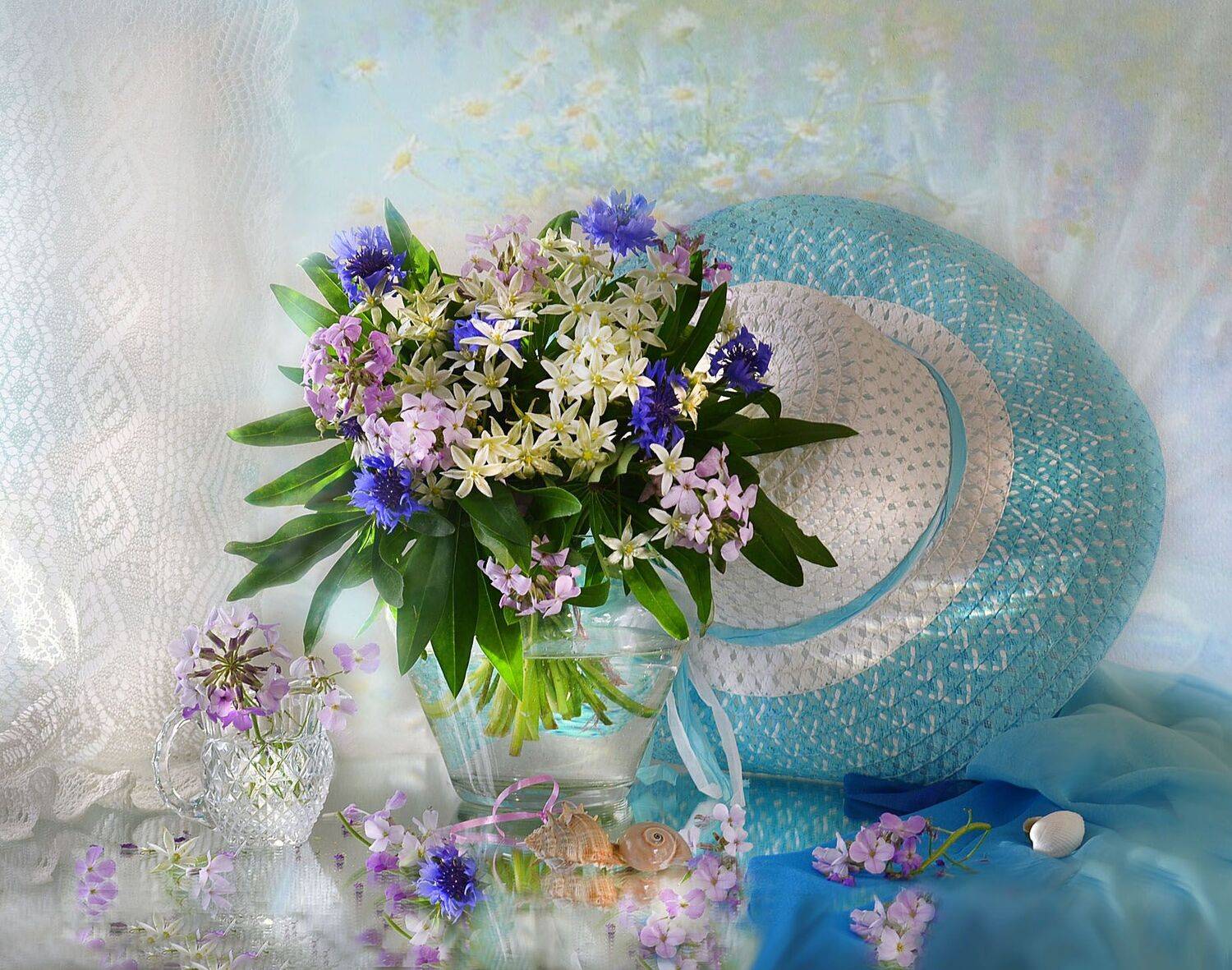 still life,натюрморт,  цветы, фото натюрморт, шляпка, цветы, стекло, ракушки, отражение, матиола, зеркало, васильки, Колова Валентина