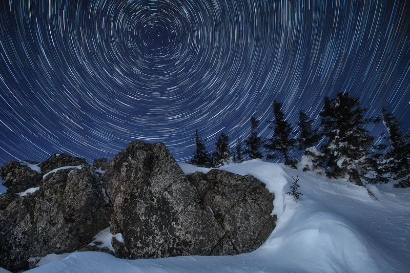 Урал, Таганай, зима, ночь, звездные треки, звезды, скалы, снег, природа, пейзаж Звездная карусель фото превью