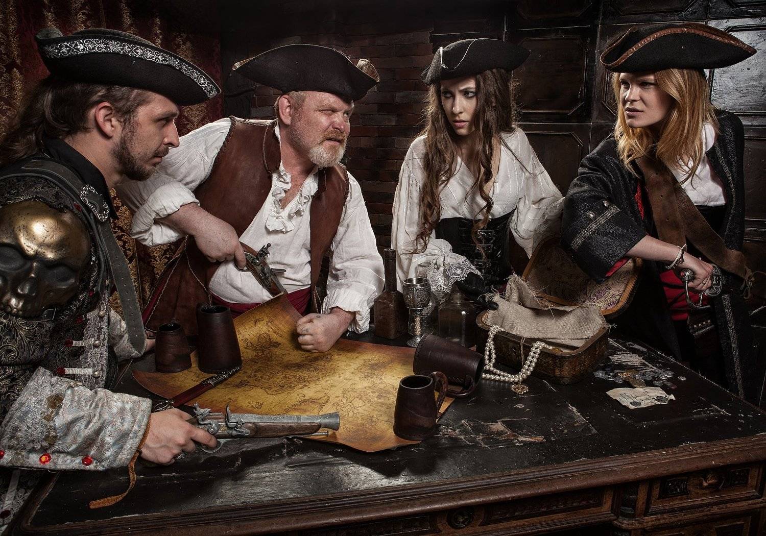 пираты карта оружие делят девушки, Шипов Олег