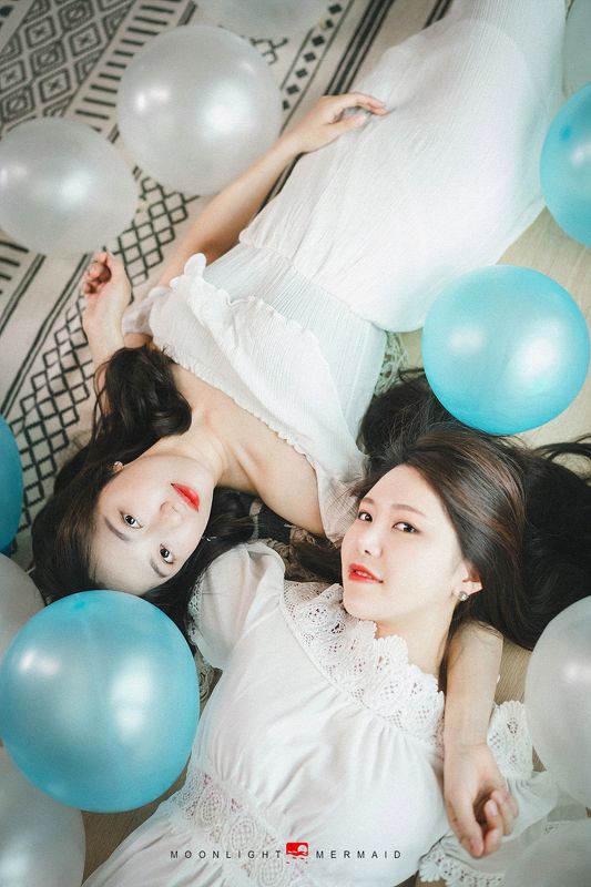#sexy #girl #woman #beauty #cute #light #night #white #seminude #potrait #underwear #female #duet #a9 #sony girls in balloon фото превью