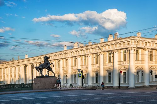 Конь на Аничковом мосту