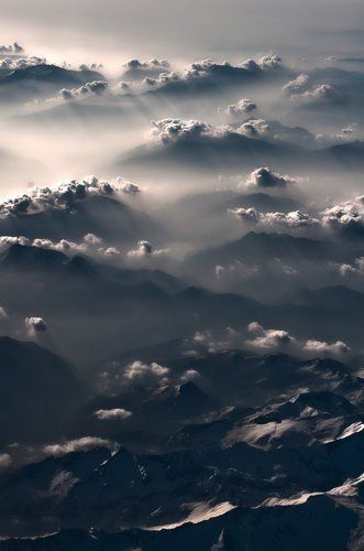 Горы и облака, освещенные солнцем