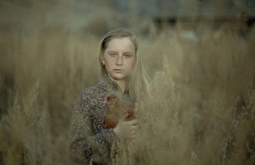 Портрет девочки с курицей на руках