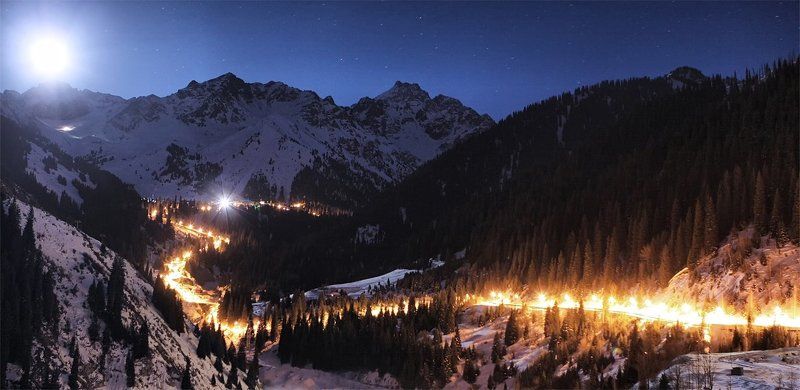 ночь,горы,дорога Золотая змейка фото превью