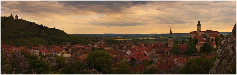 город, чехия, вечер, камни, замок, дома, небо на закате фото превью