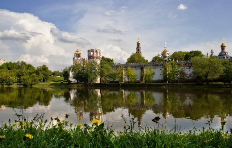 лето, девушки, монастырь Новодевичий монастырь. фото превью