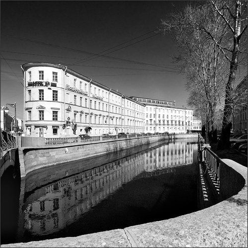 Черно-белая контрастная зарисовка с канала Грибоедова