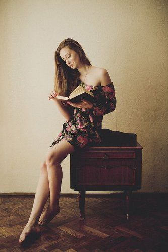девушка с книгой