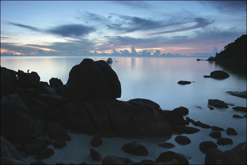 рассвет, камни, море, океан, яхта Когда приходит рассвет... фото превью