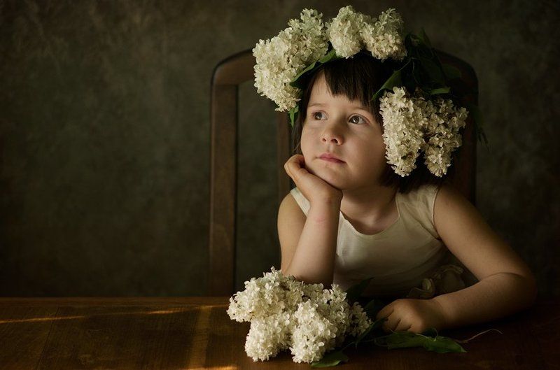 Девушка с сиренью фото превью