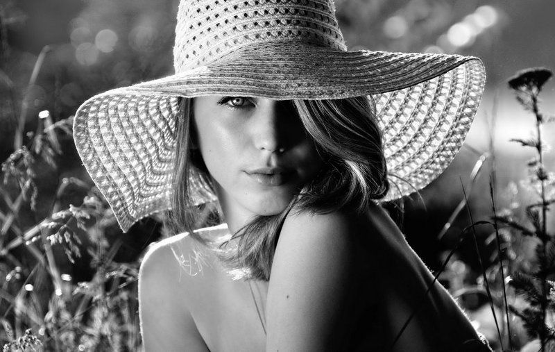 девушка, шляпа, портрет, природа, студия, глаза, взгляд, черно-белое, нежность, молодость  фото превью