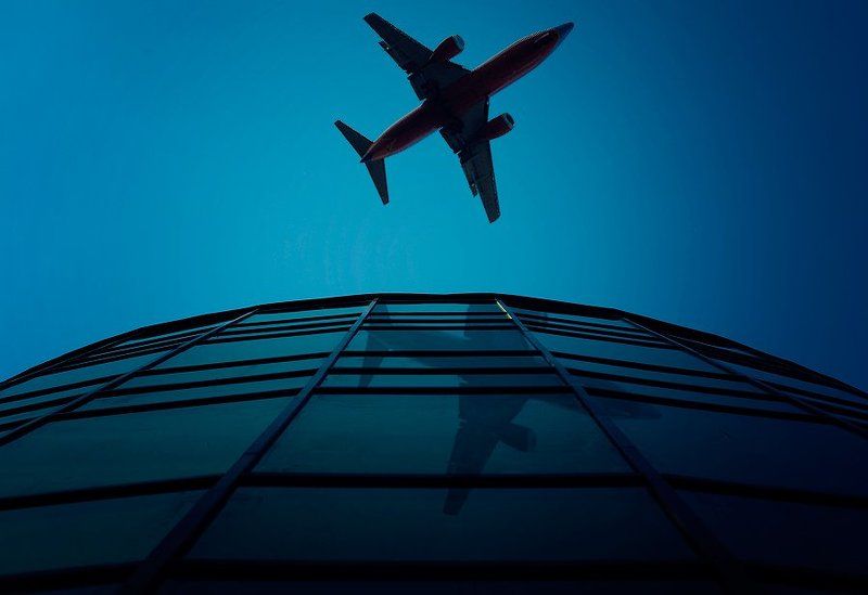 самолет, небоскреб, улицы, небо, облака, лето, синева  фото превью