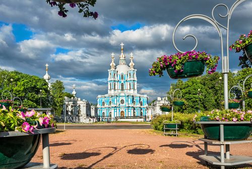 Смольный в цветах и тучах