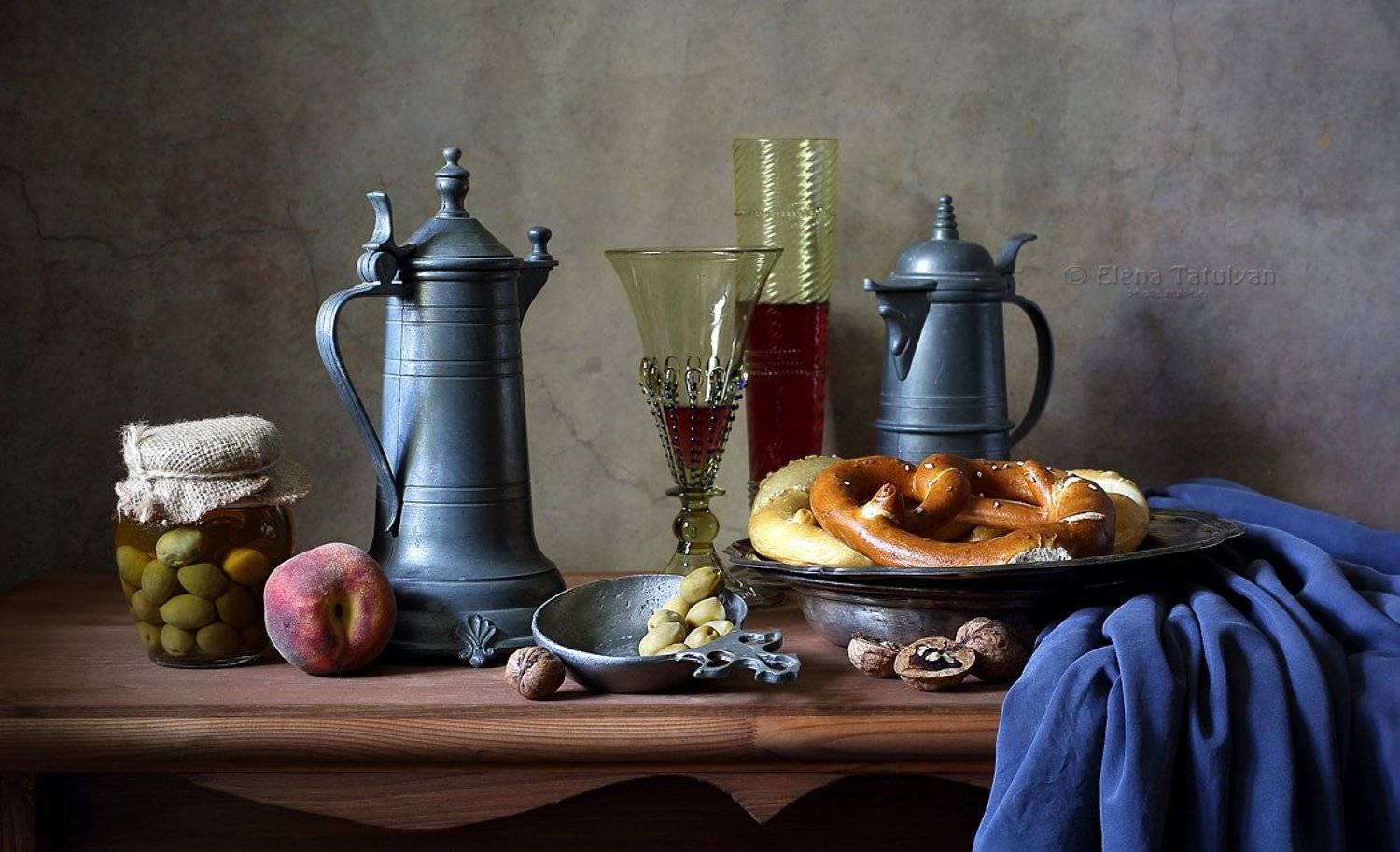 брецель, оливки, кувшин, олово, лесное стекло, орехи, вино, Елена Татульян