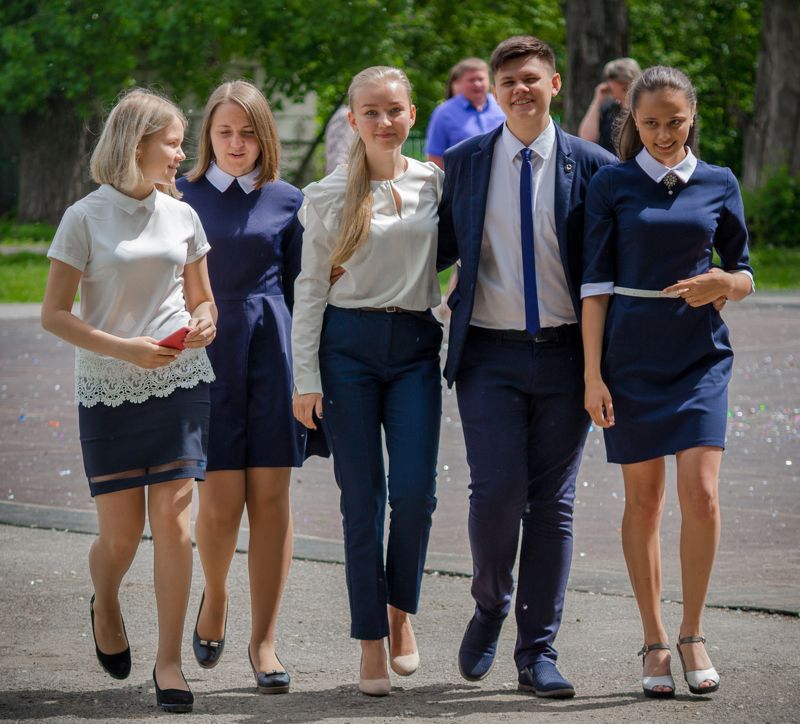 тинейджеры, школьники, ученики, последний звонок, школа, дети Будущее поколение фото превью