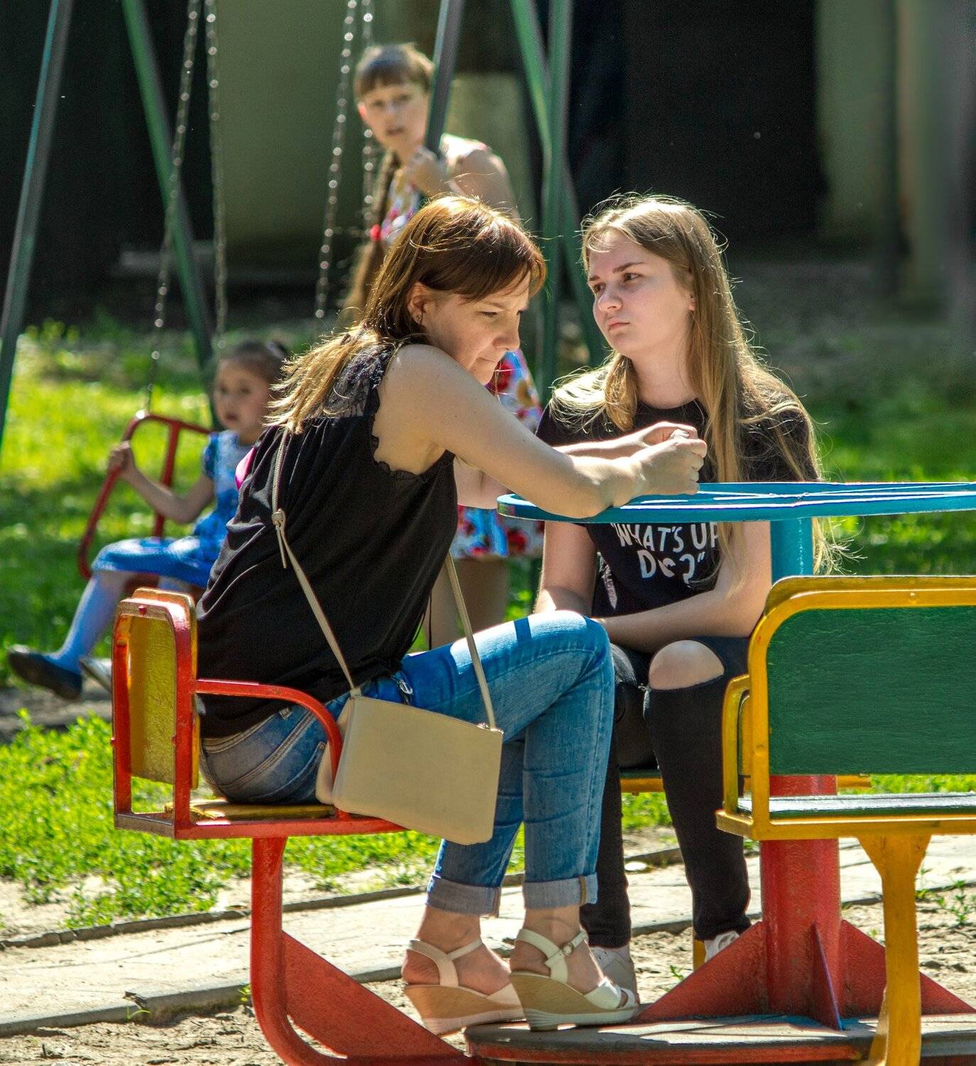 двор, дети, девушка, женщина, проблемы, мать и дочь, Руслан Востриков