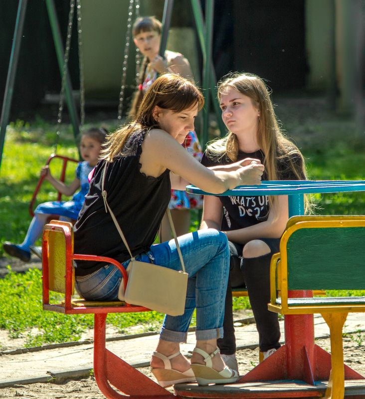 двор, дети, девушка, женщина, проблемы, мать и дочь Всё очень серьезно 2 фото превью