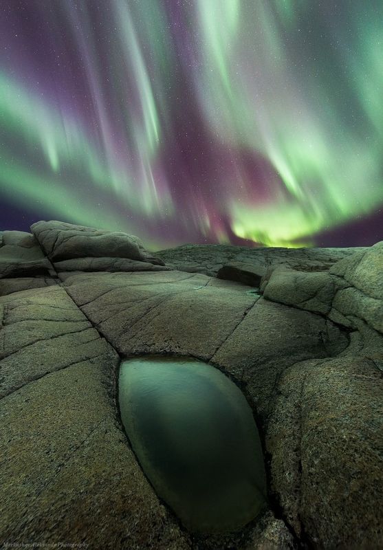 полярное сияние, заполярье, баренцево море, ночь, териберка, северное сияние Северное сияние над скалистым побережьем Баренцево моря. фото превью