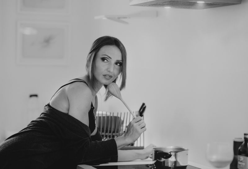 naturalight, beautiful woman Italian cusine фото превью