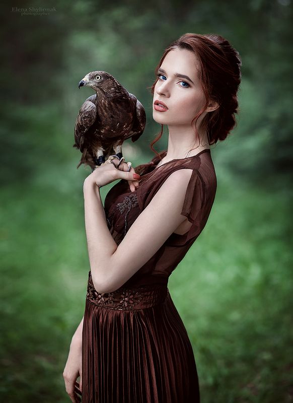 девушка с ястребом, ястреб, рыжая, сказка, птица, лето, в полете, движение *** фото превью