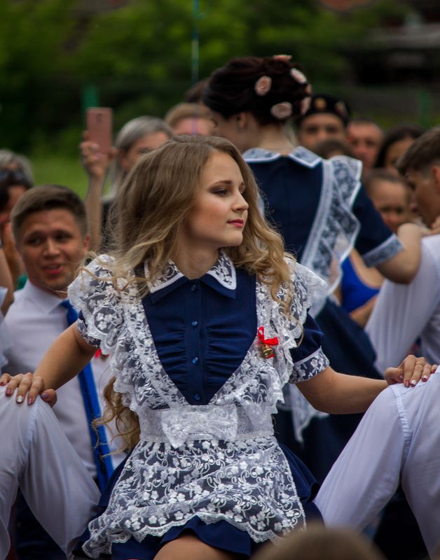 последний звонок, школа, школьники, ученики, девочки, танцы В кругу танца фото превью