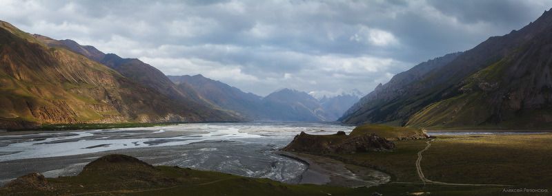 Киргизия, Иныльчек, ледник, долина, река, горы, облака, луч, свет, берег, Взгляд назад... фото превью