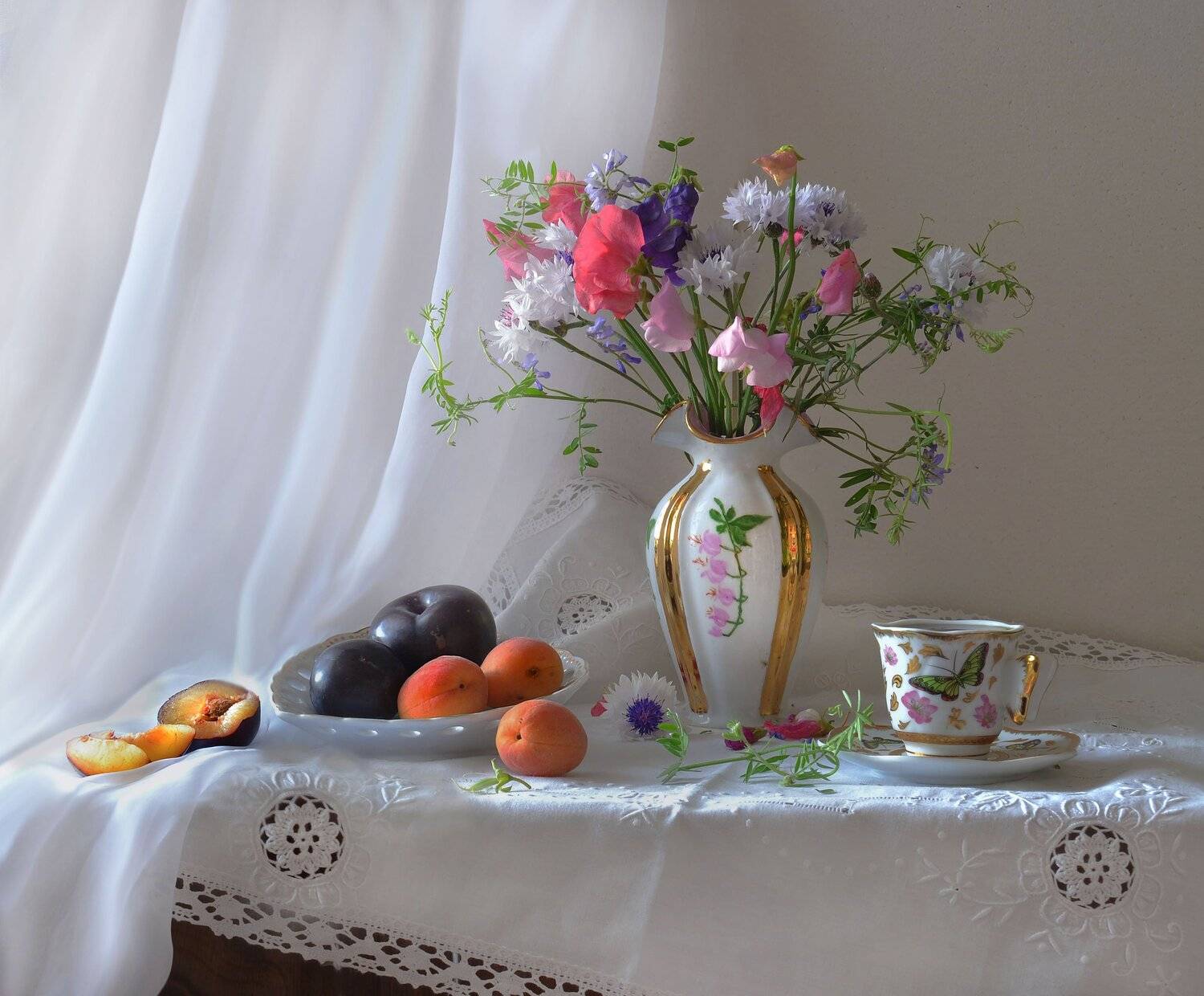 still life, натюрморт, цветы, фото натюрморт, фарфор, сливы, душистый горошек, васильки, абрикосы,июль, лето, Колова Валентина