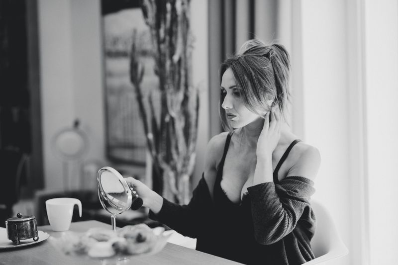 woman beauty black and white Mirror фото превью
