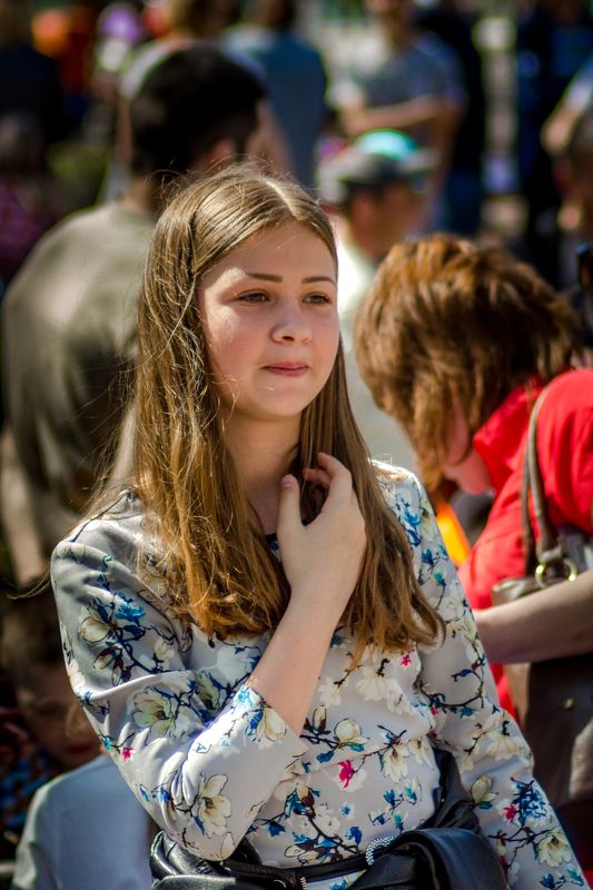 девочка, городской парк, праздник  фото превью