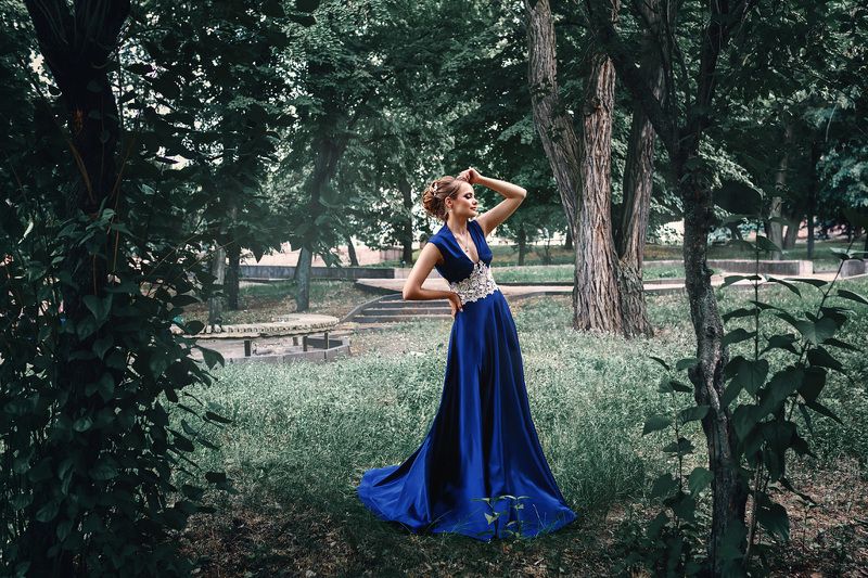 мода, платье, красивая девушка, прическа, макияж, синий и зеленый, теплый и холодный, блондинка, парк, город, цвет, лето, деревья Юлия фото превью
