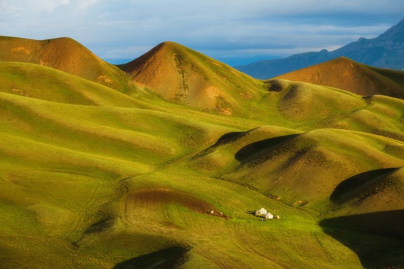 киргизия, кыргызстан, азия, горы, луг, скалы, пейзаж, весна, ущелье, джайлоо, пастбище, юрта, кочевник Спрятанная в складках местности) фото превью