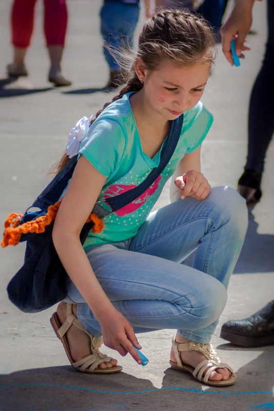 девочка, городской парк, праздник Рисунки на асфальте фото превью