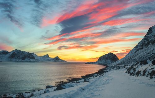 Закат на пляже Haukland, Норвегия.