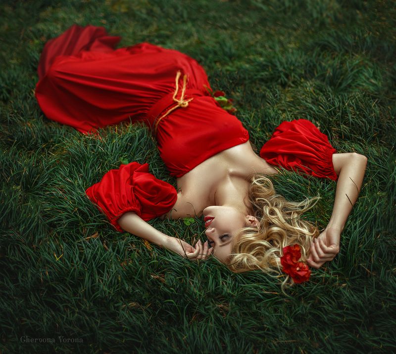 девушка в красном, блондинка Айлини фото превью