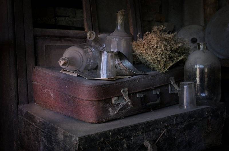 бутылки, чемодан, старая кладовка фотограф Вера Шамраева, Вера Шамраева