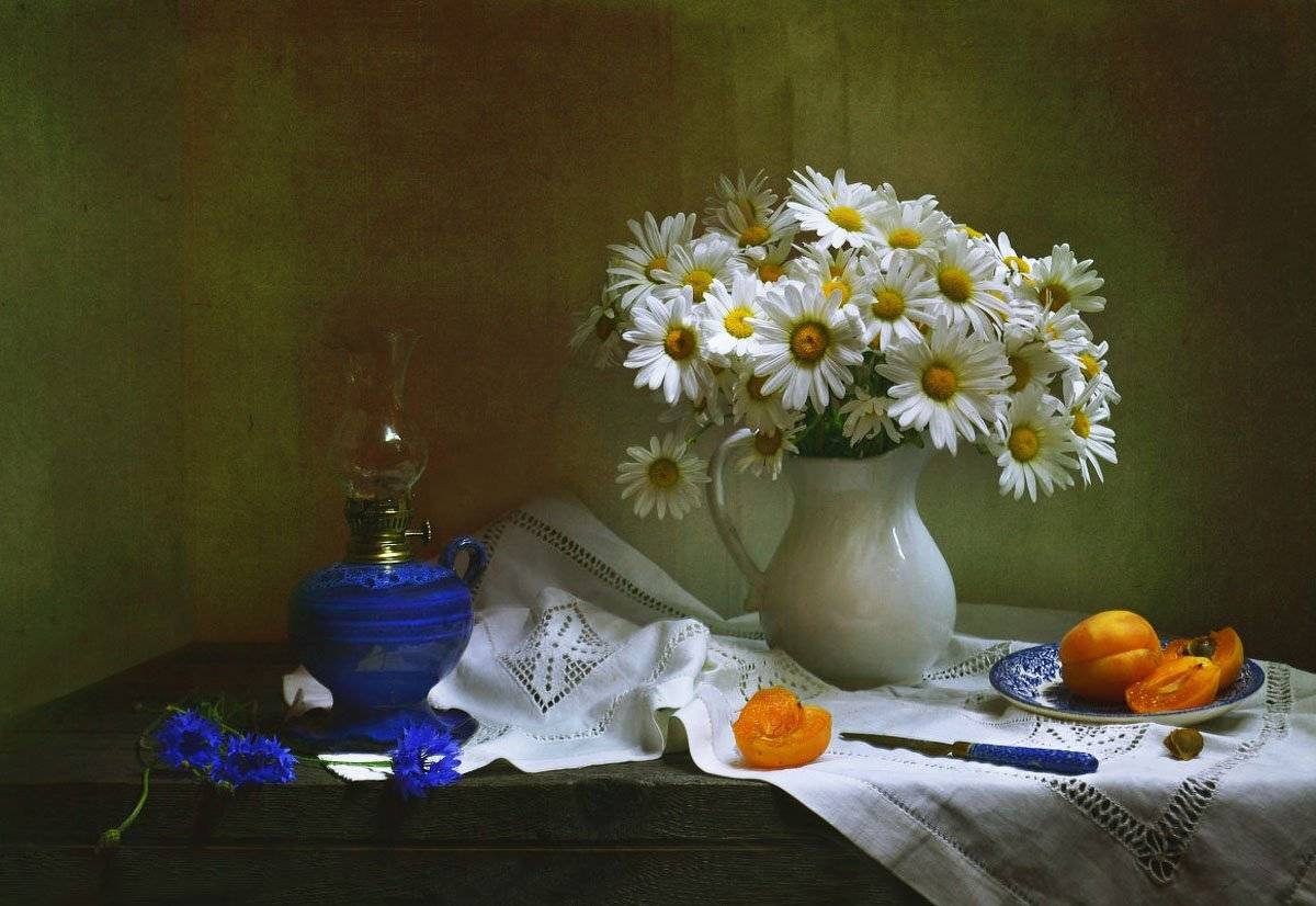 still life,натюрморт, цветы, фото натюрморт, ромашки, лето, керосиновая лампа, июль, васильки, абрикосы, Колова Валентина