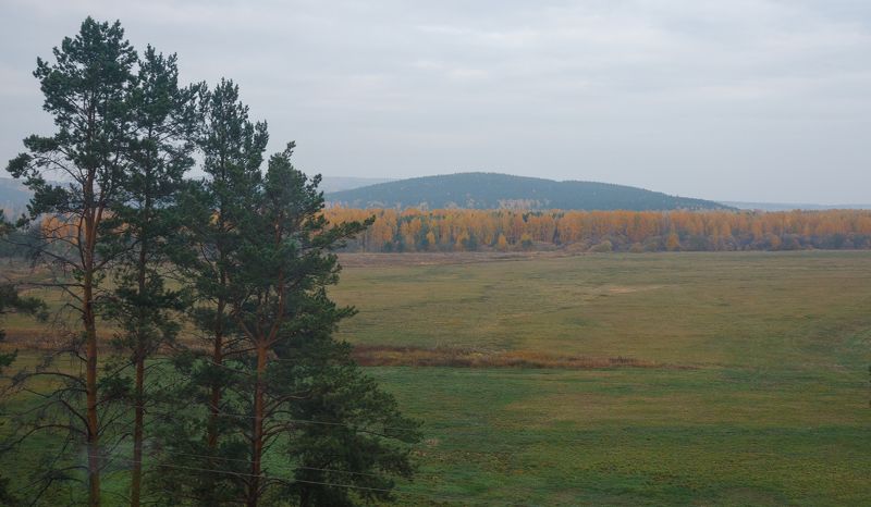 Осенний Урал из окна поезда фото превью