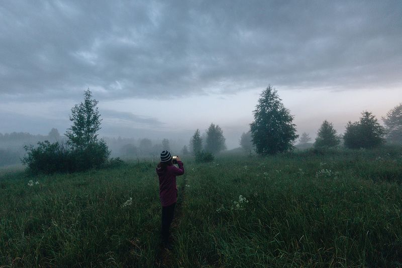 туман, деревня, вечер, облака, тишина, человек, женщина, девушка, фотограф, пейзаж, лес, поле, луг, темное, темнота, Фотограф в тумане фото превью
