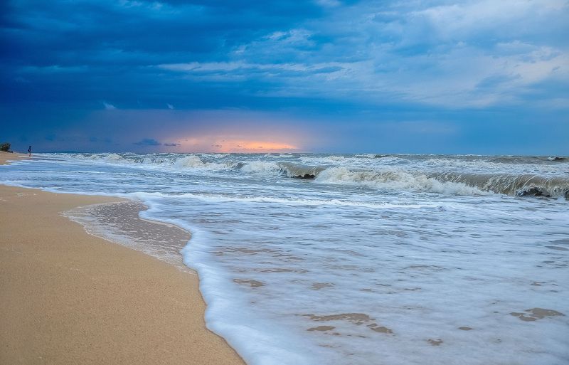 азовское море,голубицкая,море,девушка и море Шторм на Азове фото превью