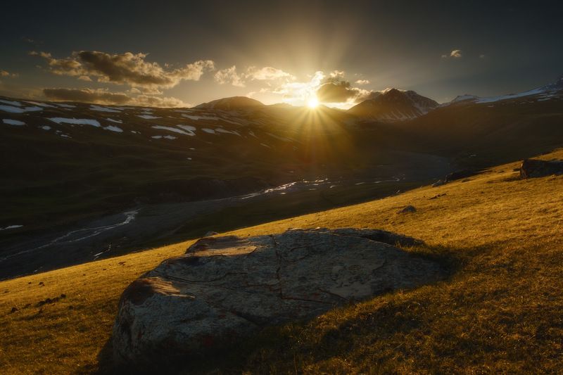 киргизия, кыргызстан, средняя азия, горы, каньон, скалы, пейзаж, весна, ущелье, река, закат Закат на джайлоо фото превью