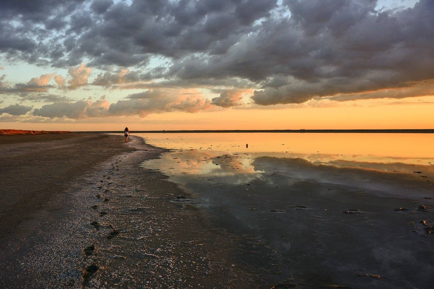 	азов,	закат,	краски,	лиман, настроение,	облака,	следы,	соль, Дмитрий Колисниченко