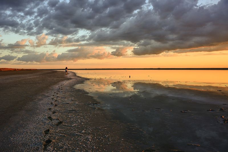 азов,	закат,	краски,	лиман, настроение,	облака,	следы,	соль Уходя не оглядывайся... фото превью