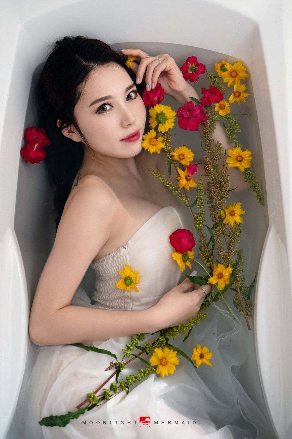 #sexy #girl #woman #beauty #cute #light #night #red #seminude #potrait #underwear #female #vivid #a9 #sony , moonlight_mermaid