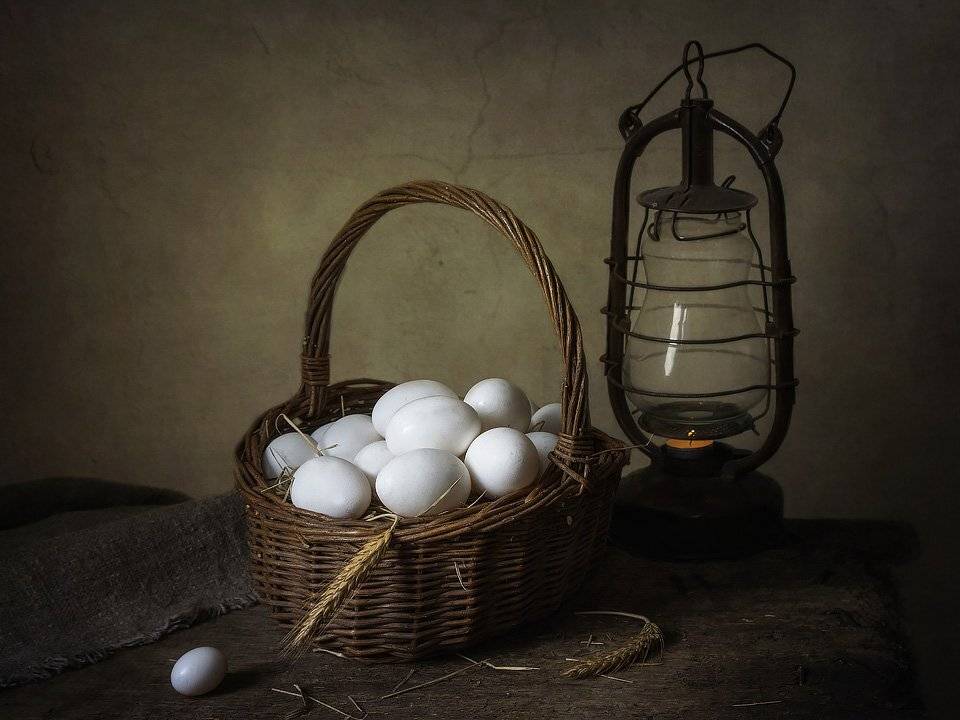 натюрморт, винтаж, корзина, яйца, фонарь, Ирина Приходько