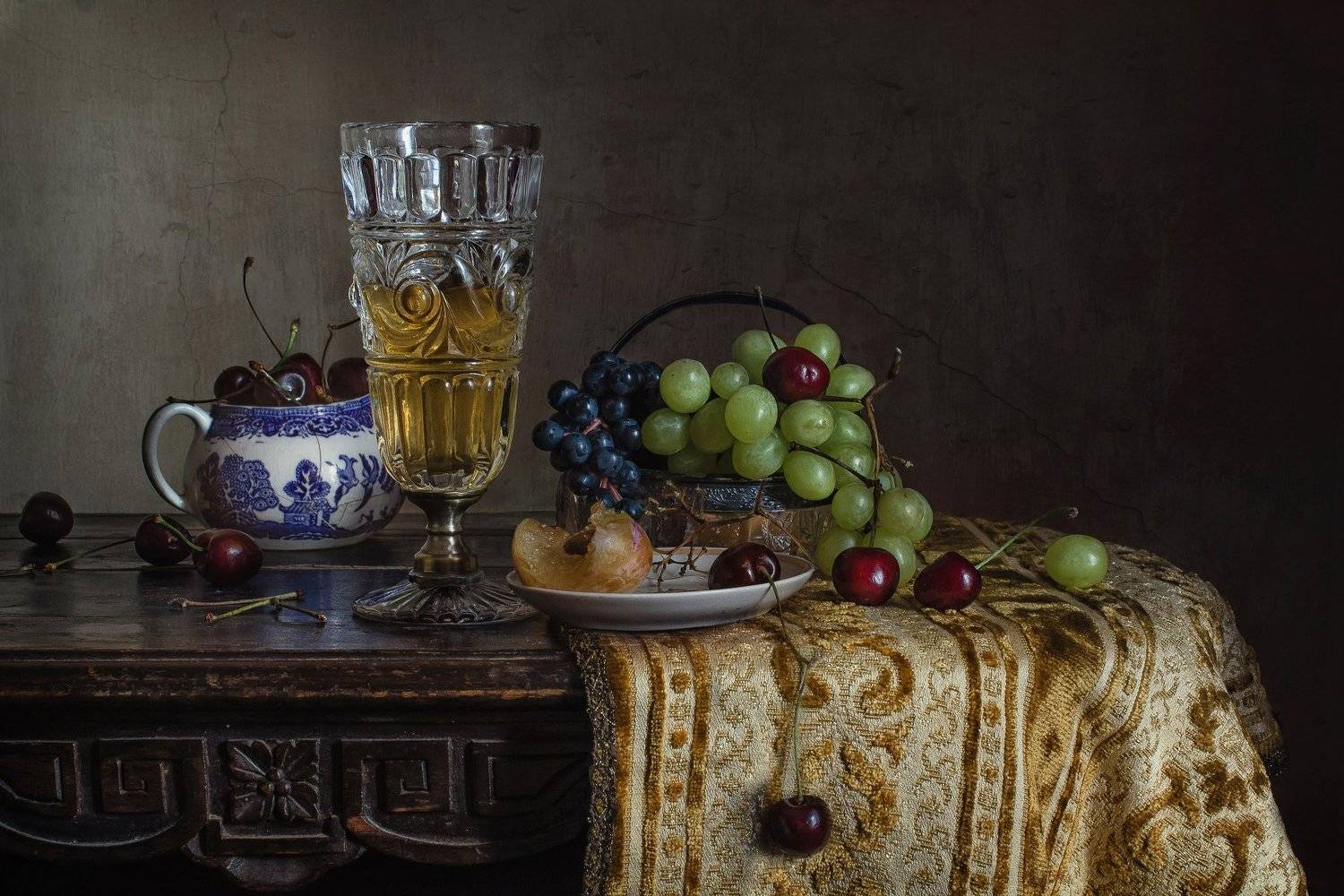 натюрморт, хрусталь, фарфор, фрукты, ягоды, виноград, черешня, слива, Анна Петина