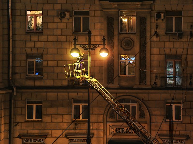 фонарь, электрик, работа, ночь, окна, кран, лестница, уют, дом, улица, санкт петерсбург Да будет СВЕТ! фото превью