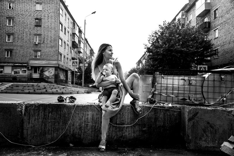 улица. ребенок, младенец. девушка из жизни фото превью